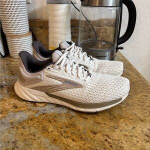 Brooks Anthem 6 size 10